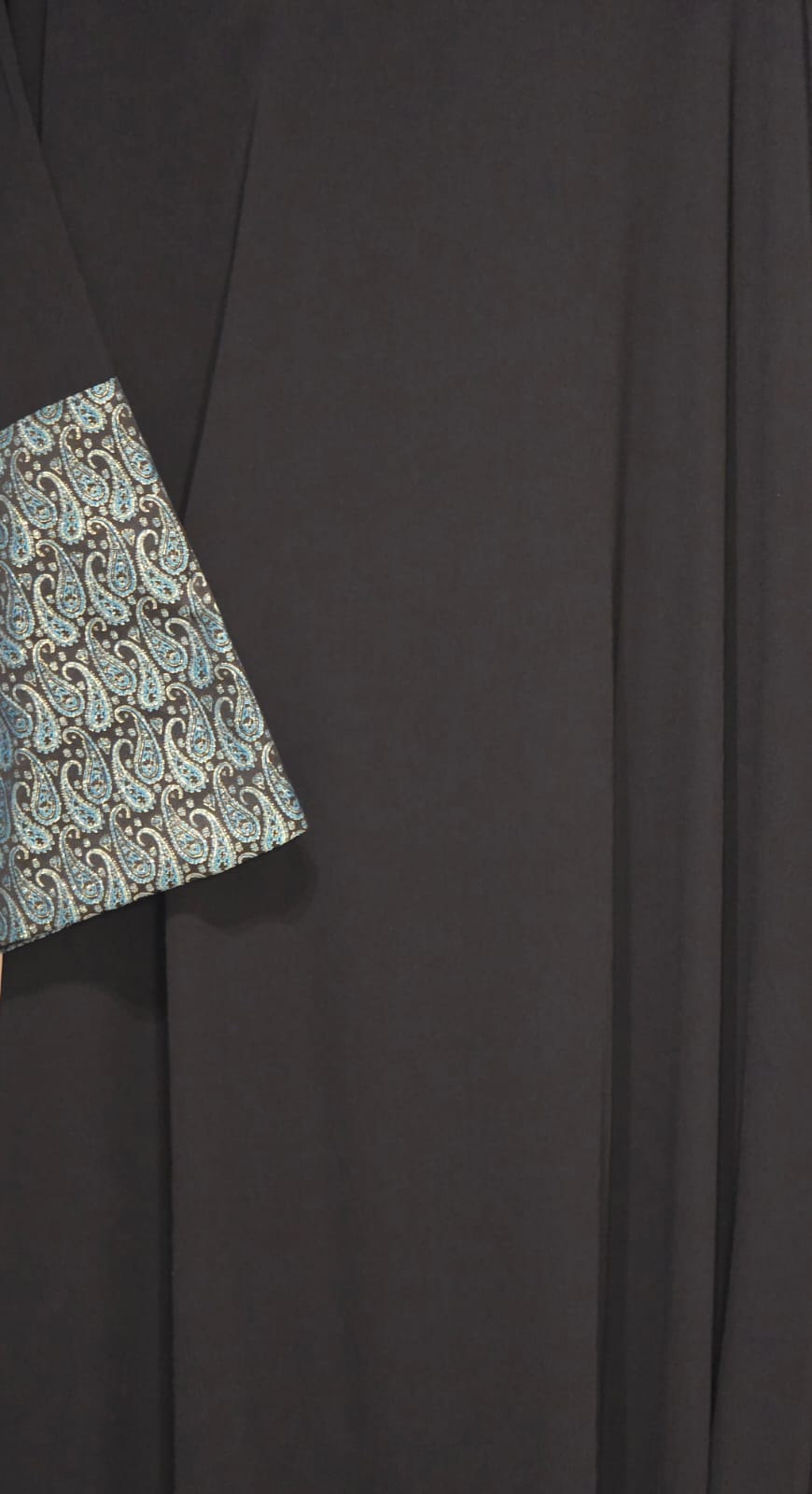 عباية بلمسة البروكار الفاخر مع حزام مكرمية Premium Crepe & Brocade Abaya with Macrame Bel